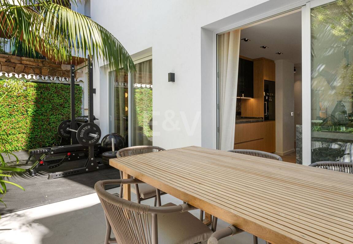 Lujoso adosado con sofisticado diseño escandinavo