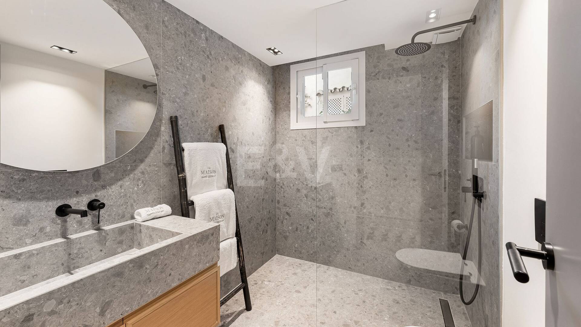 Lujoso adosado con sofisticado diseño escandinavo