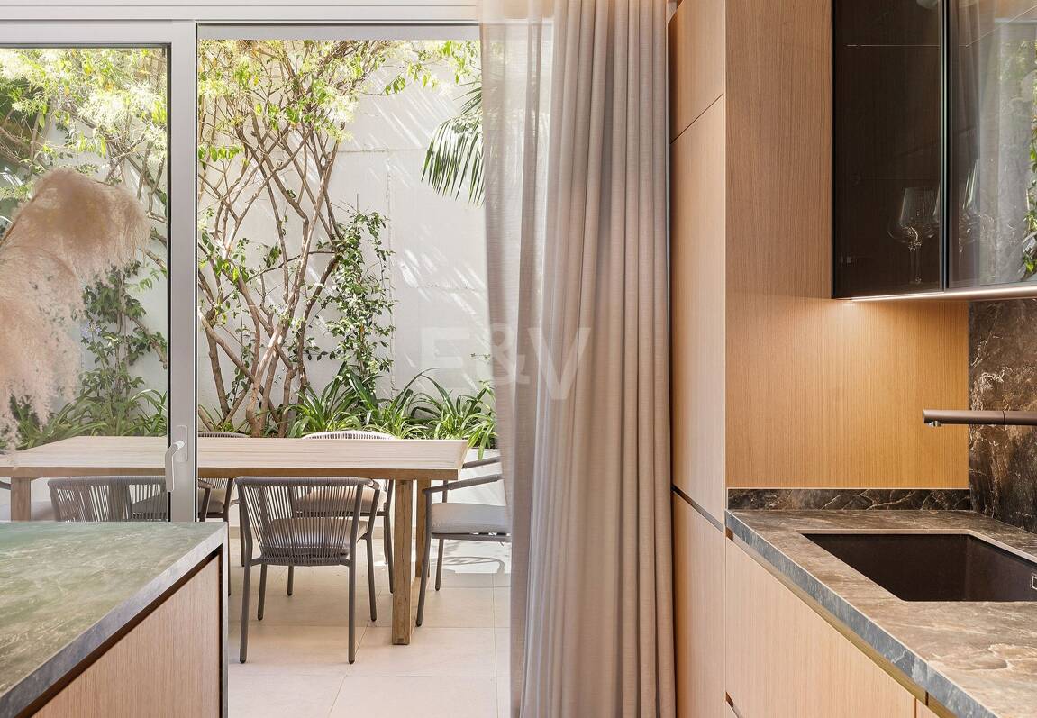 Lujoso adosado con sofisticado diseño escandinavo