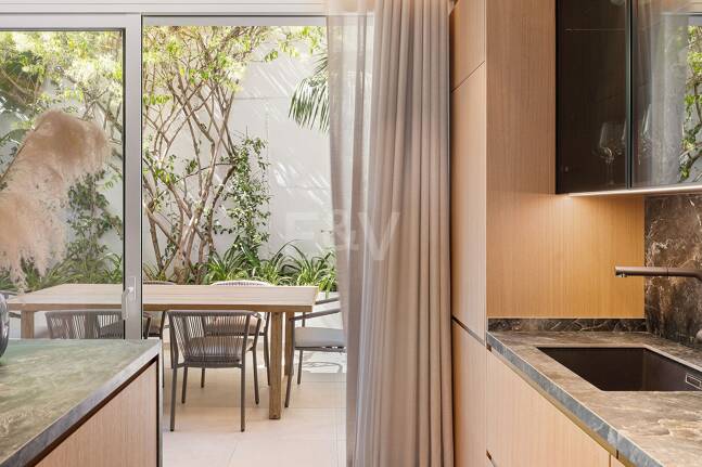 Lujoso adosado con sofisticado diseño escandinavo