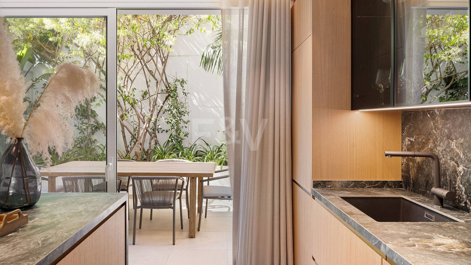 Lujoso adosado con sofisticado diseño escandinavo