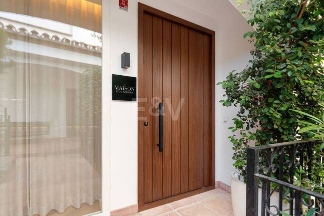 Lujoso adosado con sofisticado diseño escandinavo