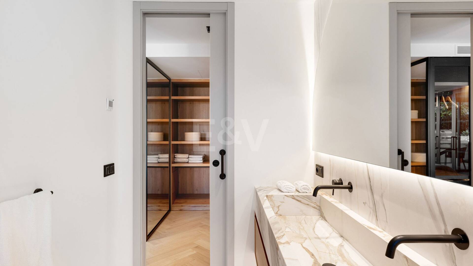 Lujoso adosado con sofisticado diseño escandinavo