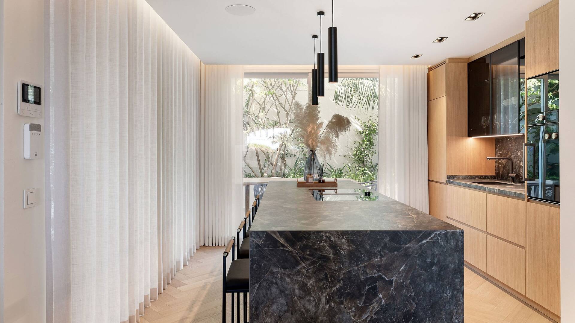 Lujoso adosado con sofisticado diseño escandinavo