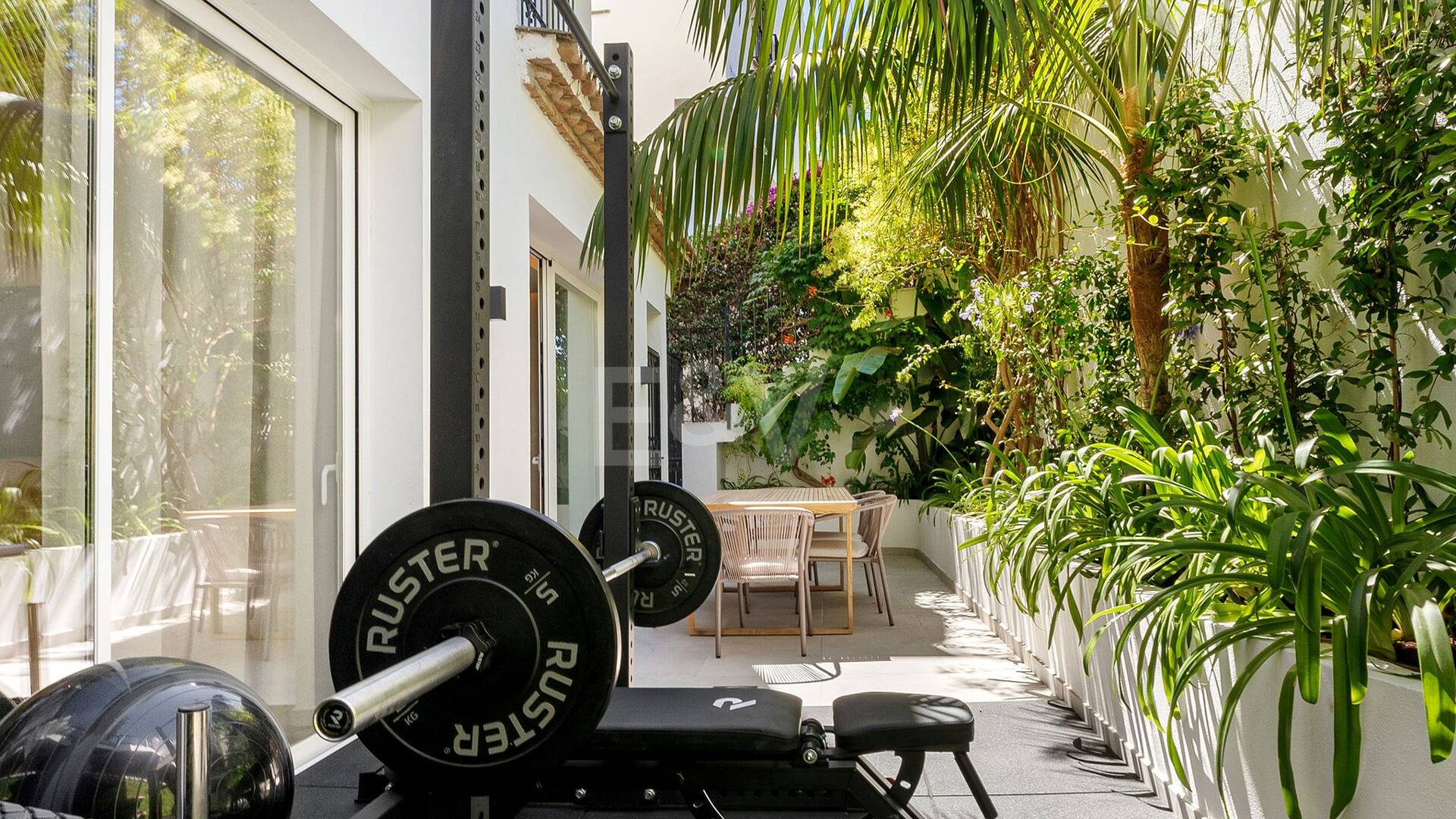 Lujoso adosado con sofisticado diseño escandinavo