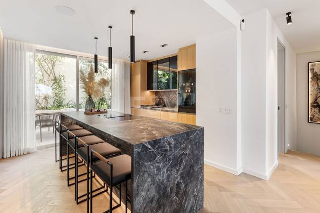 Lujoso adosado con sofisticado diseño escandinavo