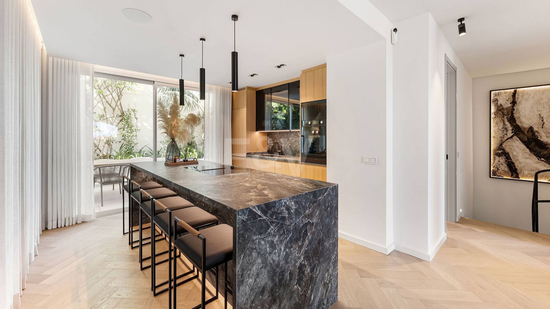 Lujoso adosado con sofisticado diseño escandinavo