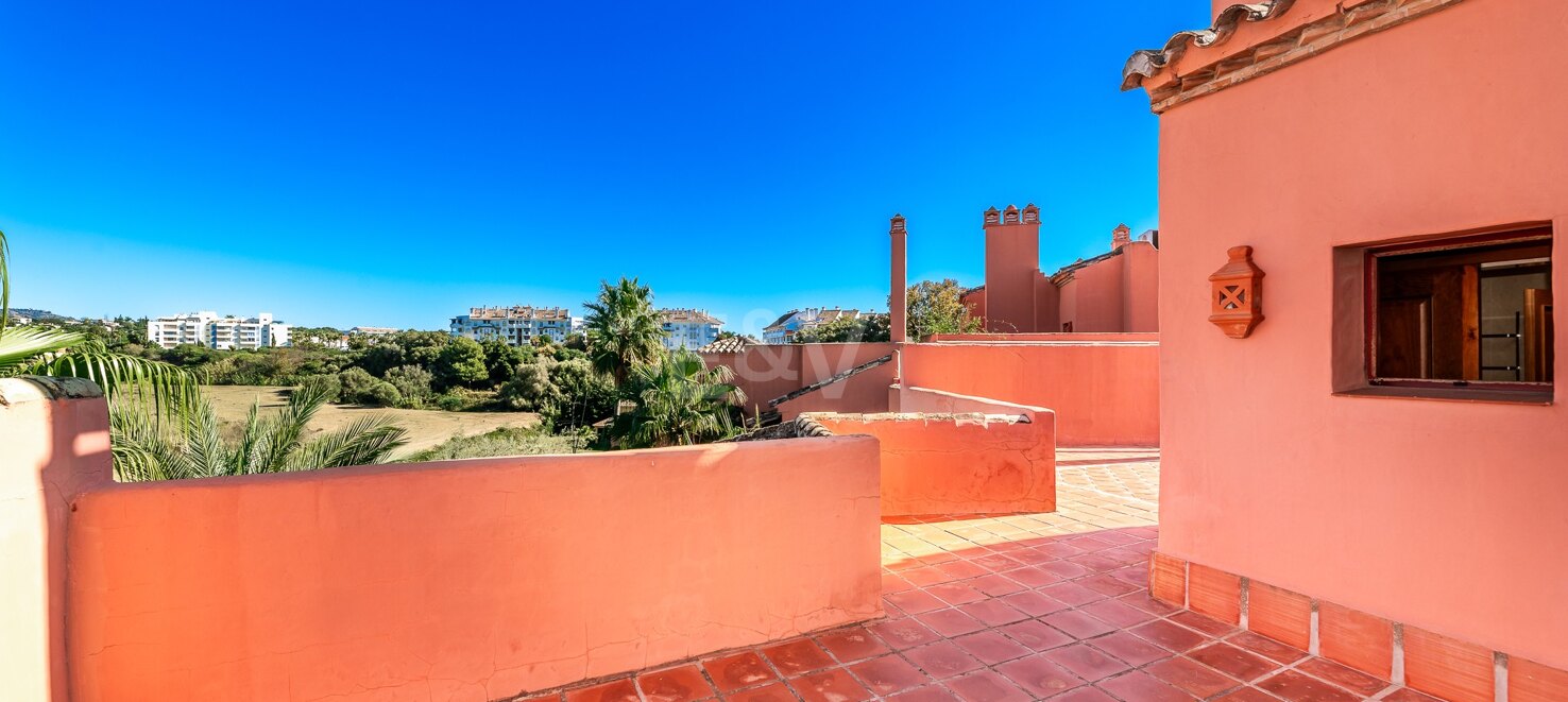 4 bedroom duplex penthouse in El Rosario Beachside