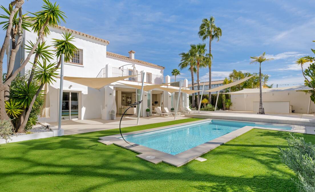 Luxury Frontline Golf Villa in Guadalmina Alta – Elegance & Comfort in a Prime Location