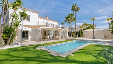 Luxury Frontline Golf Villa in Guadalmina Alta – Elegance & Comfort in a Prime Location