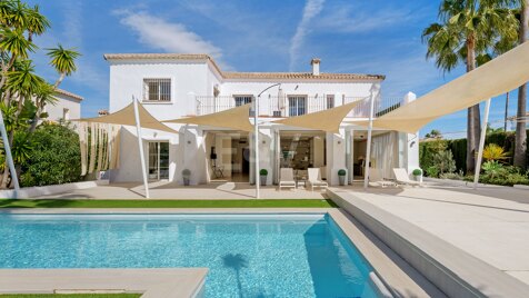 Luxury Frontline Golf Villa in Guadalmina Alta – Elegance & Comfort in a Prime Location