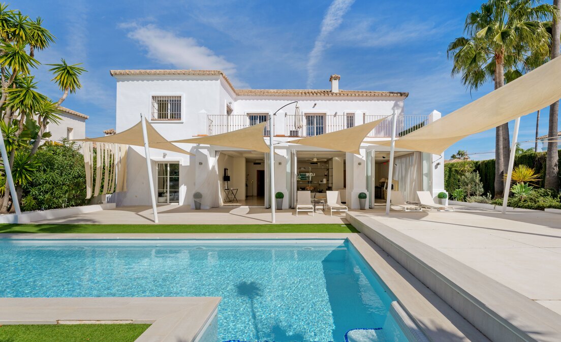 Luxury Frontline Golf Villa in Guadalmina Alta – Elegance & Comfort in a Prime Location