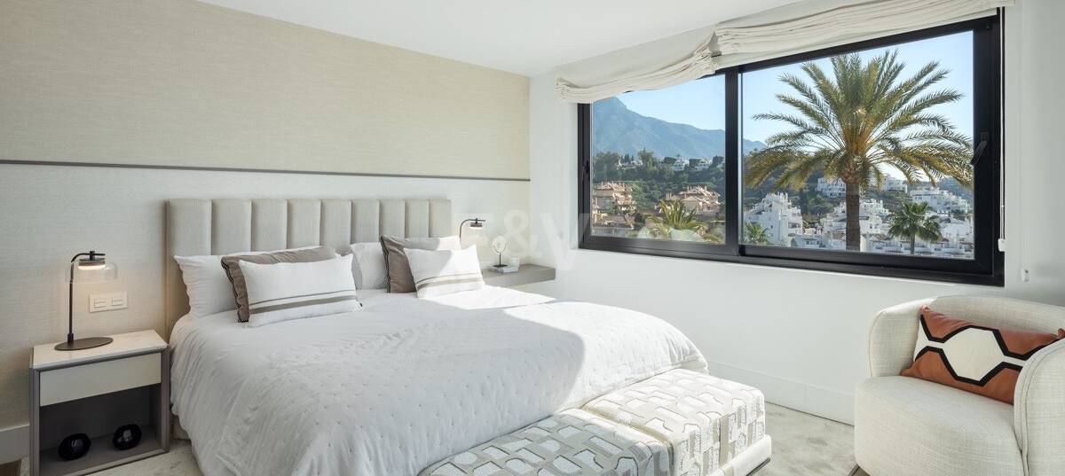 Modern villa i Nueva Andalucía med havs- och bergsutsikt