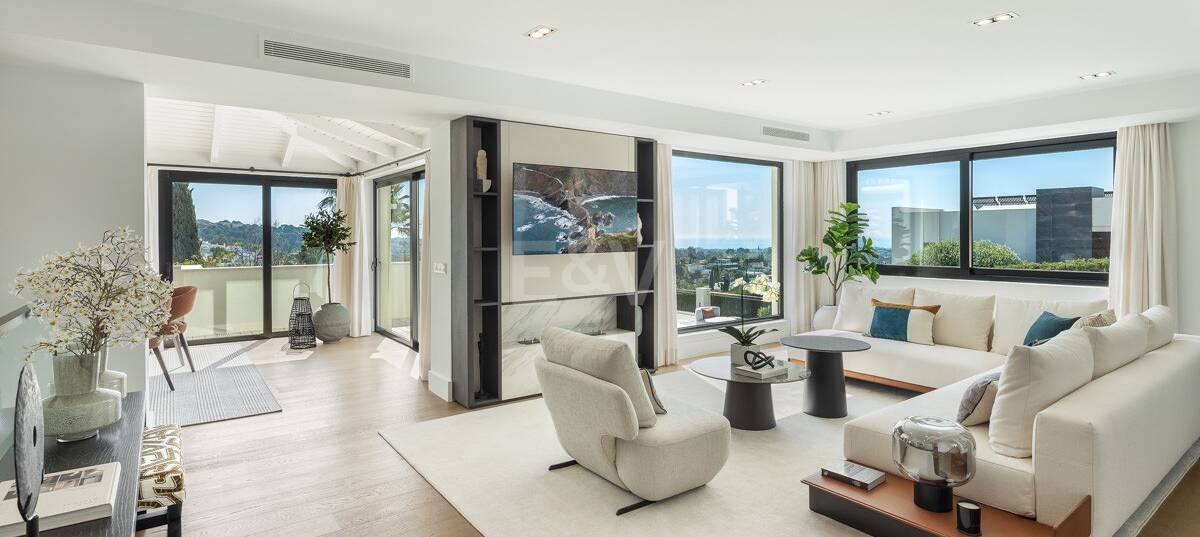 Modern villa i Nueva Andalucía med havs- och bergsutsikt