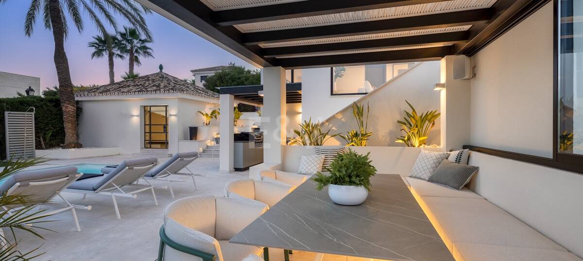 Modern villa i Nueva Andalucía med havs- och bergsutsikt