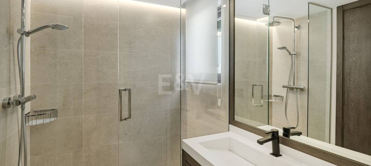 Modern villa i Nueva Andalucía med havs- och bergsutsikt