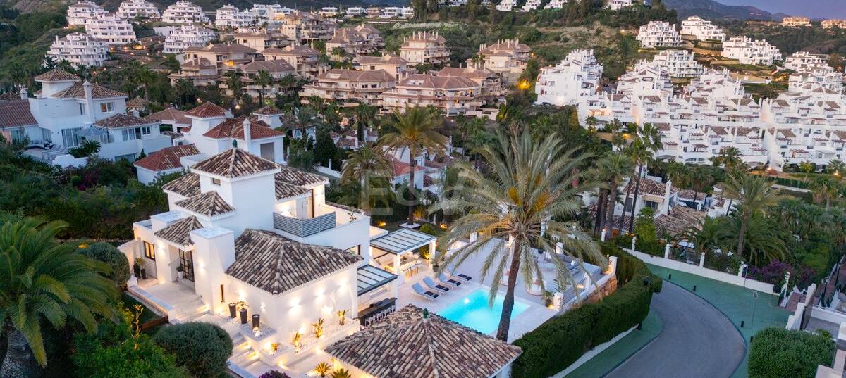 Modern villa i Nueva Andalucía med havs- och bergsutsikt