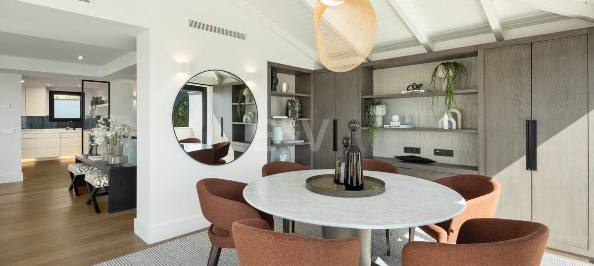 Modern villa i Nueva Andalucía med havs- och bergsutsikt