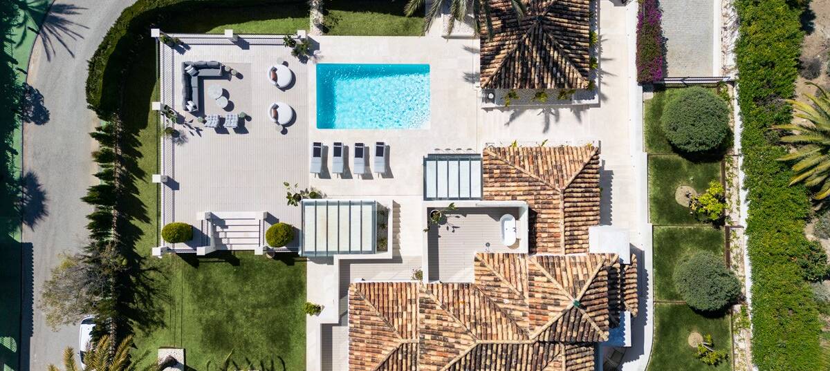 Modern villa i Nueva Andalucía med havs- och bergsutsikt