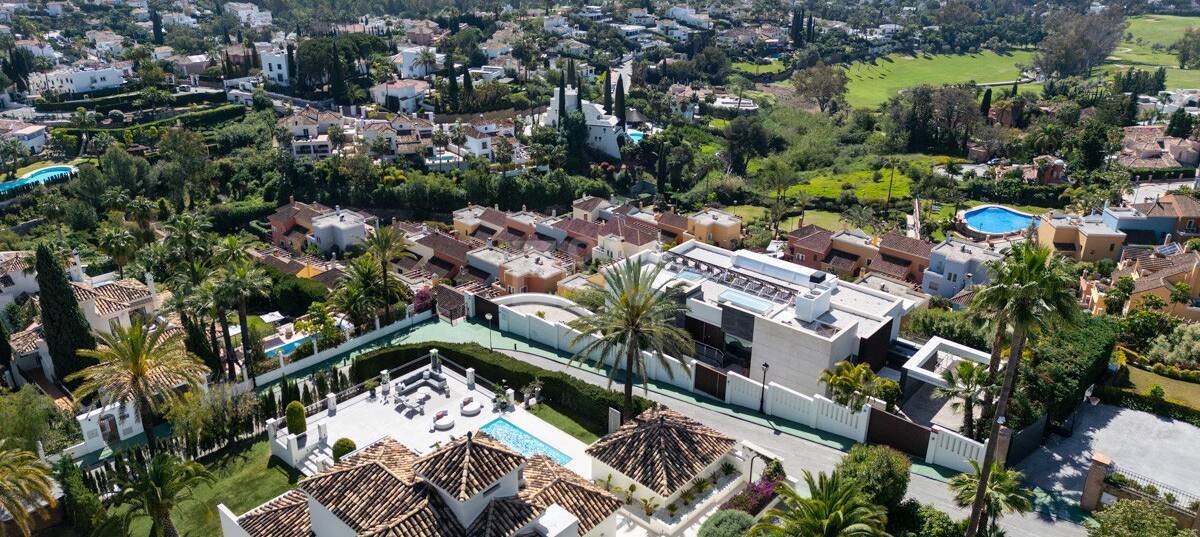 Modern villa i Nueva Andalucía med havs- och bergsutsikt