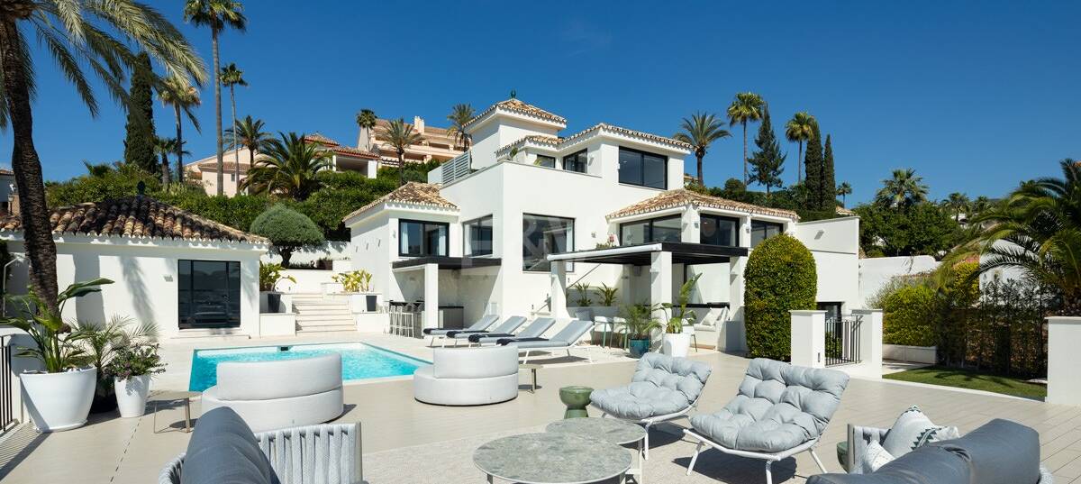 Modern villa i Nueva Andalucía med havs- och bergsutsikt