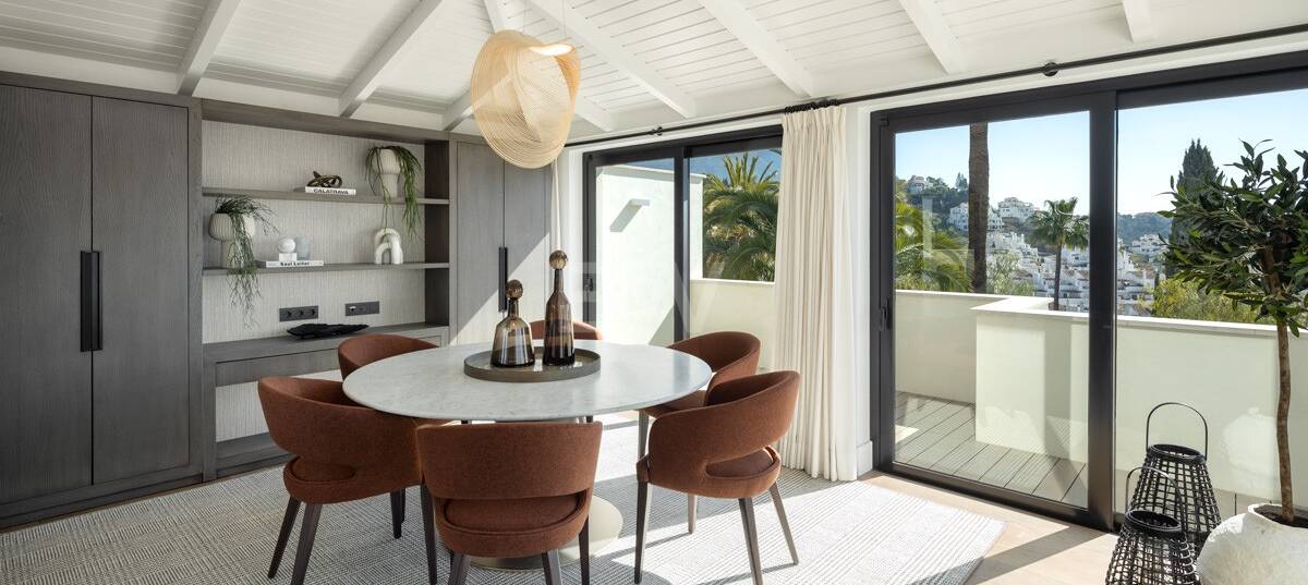Modern villa i Nueva Andalucía med havs- och bergsutsikt