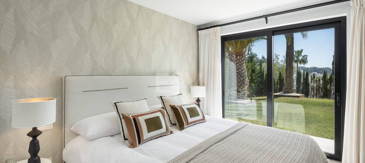 Modern villa i Nueva Andalucía med havs- och bergsutsikt