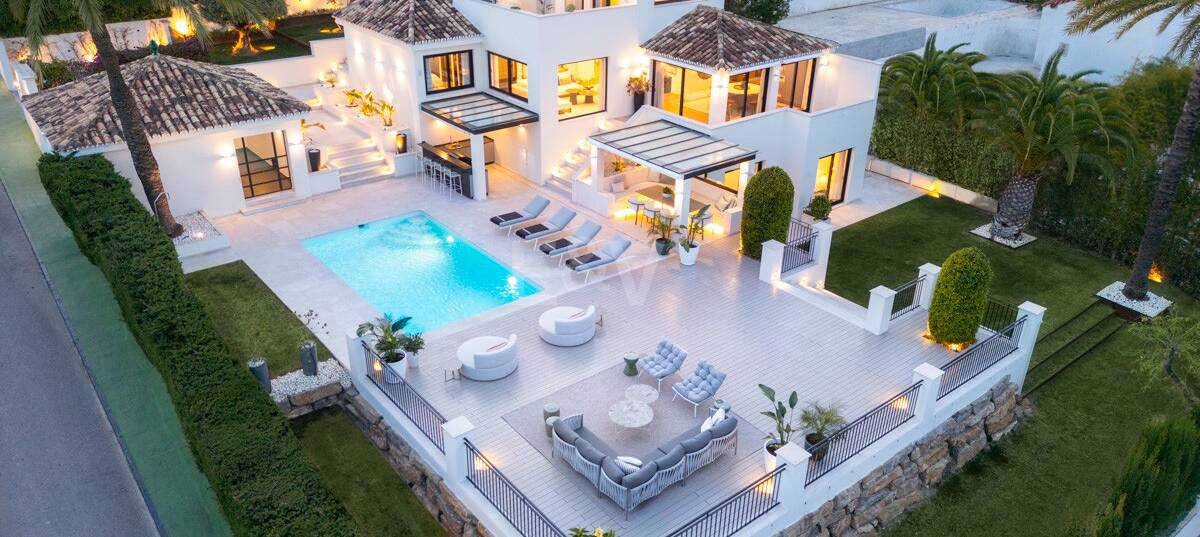Modern villa i Nueva Andalucía med havs- och bergsutsikt