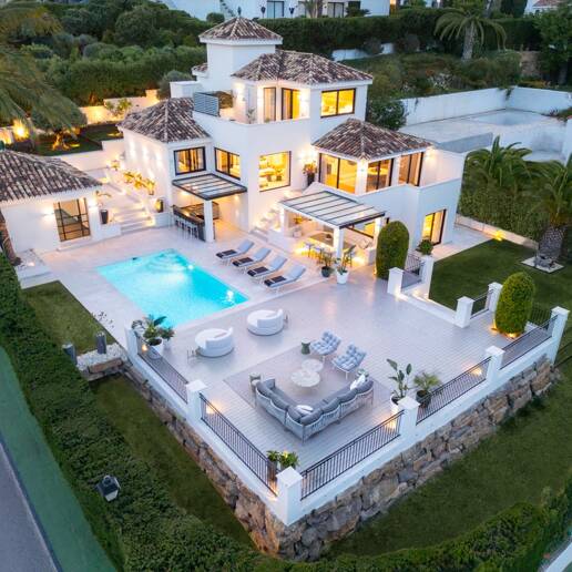 Modern villa i Nueva Andalucía med havs- och bergsutsikt