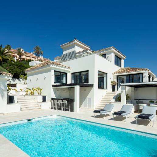 Modern villa i Nueva Andalucía med havs- och bergsutsikt