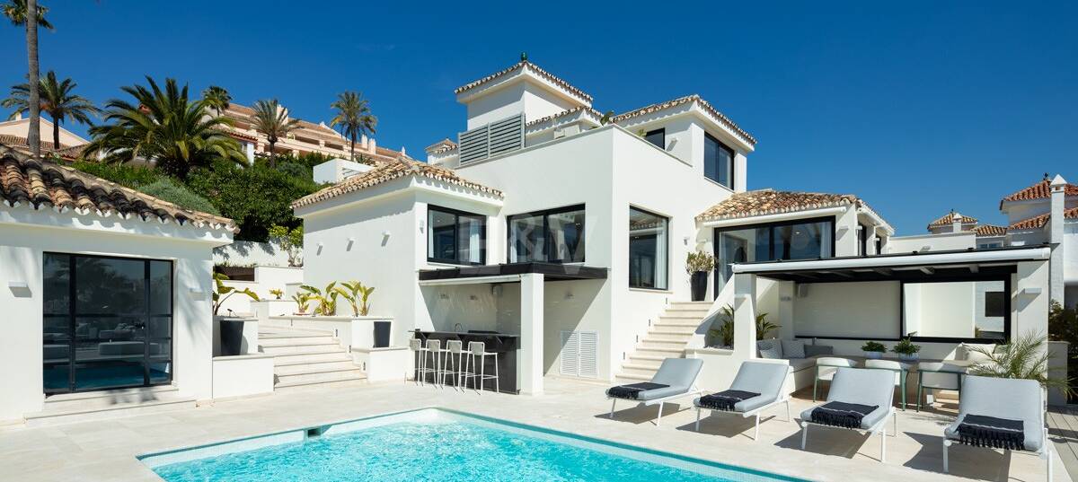 Modern villa i Nueva Andalucía med havs- och bergsutsikt