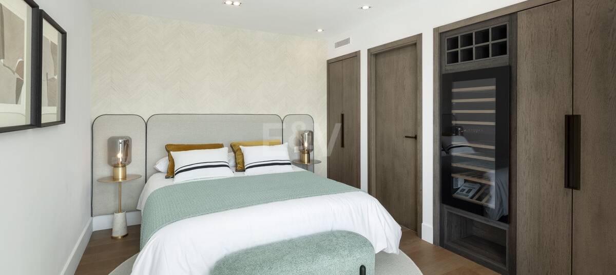 Modern villa i Nueva Andalucía med havs- och bergsutsikt