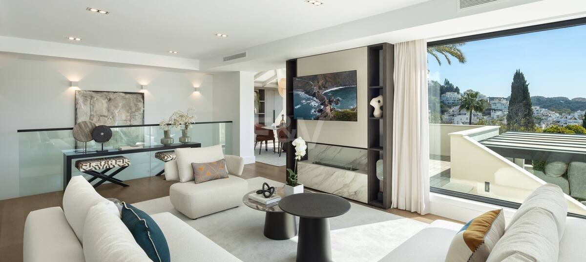 Modern villa i Nueva Andalucía med havs- och bergsutsikt