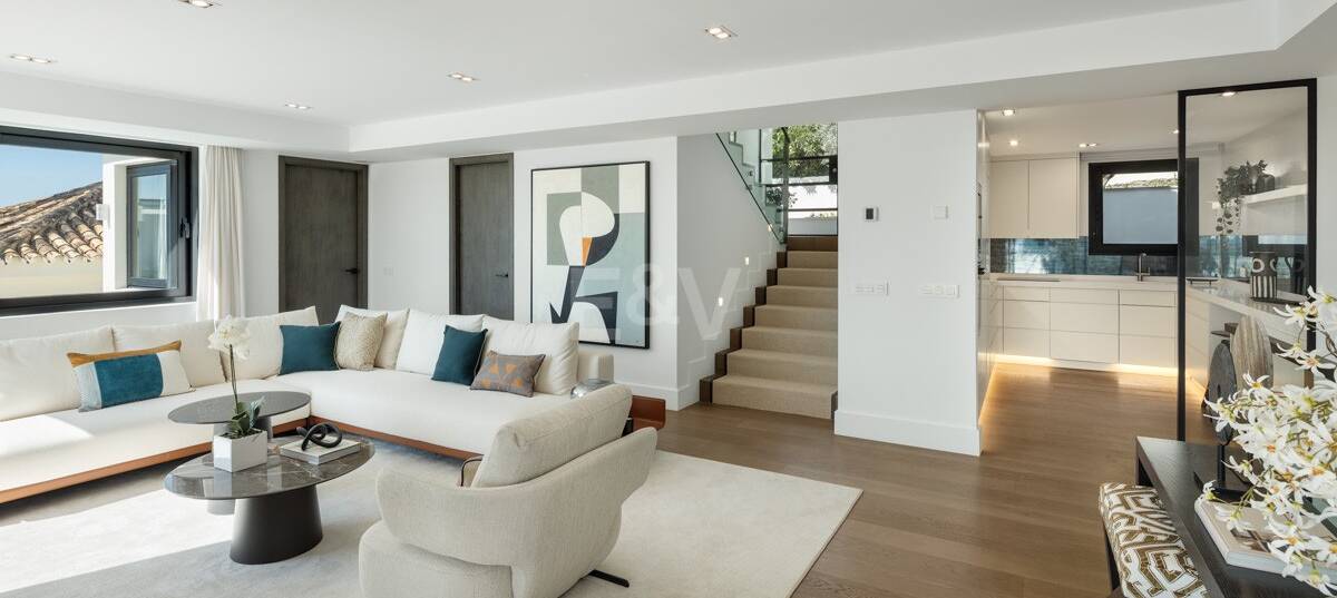 Modern villa i Nueva Andalucía med havs- och bergsutsikt