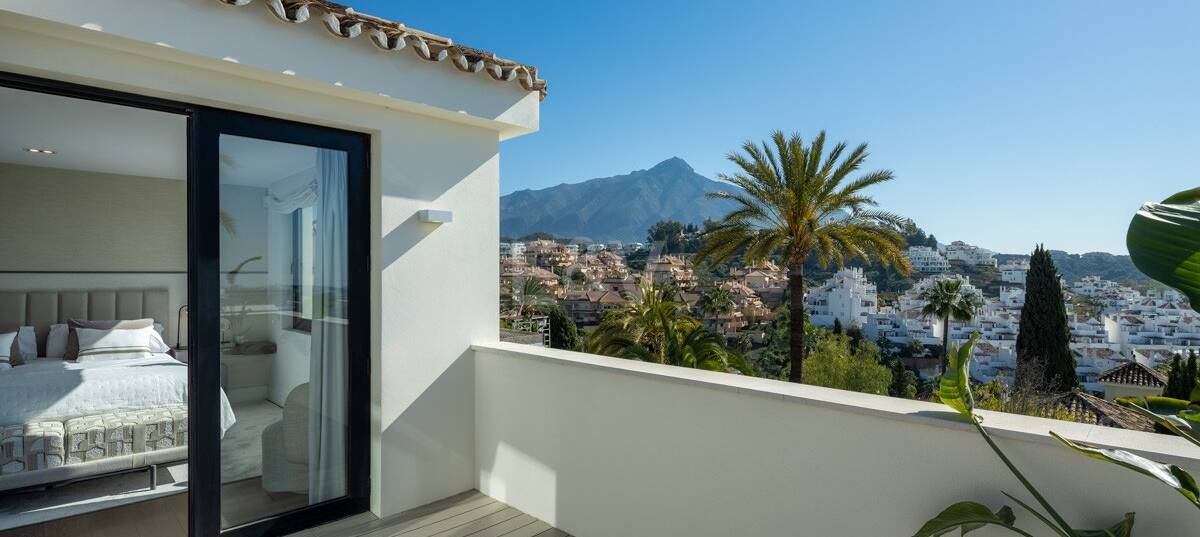 Modern villa i Nueva Andalucía med havs- och bergsutsikt
