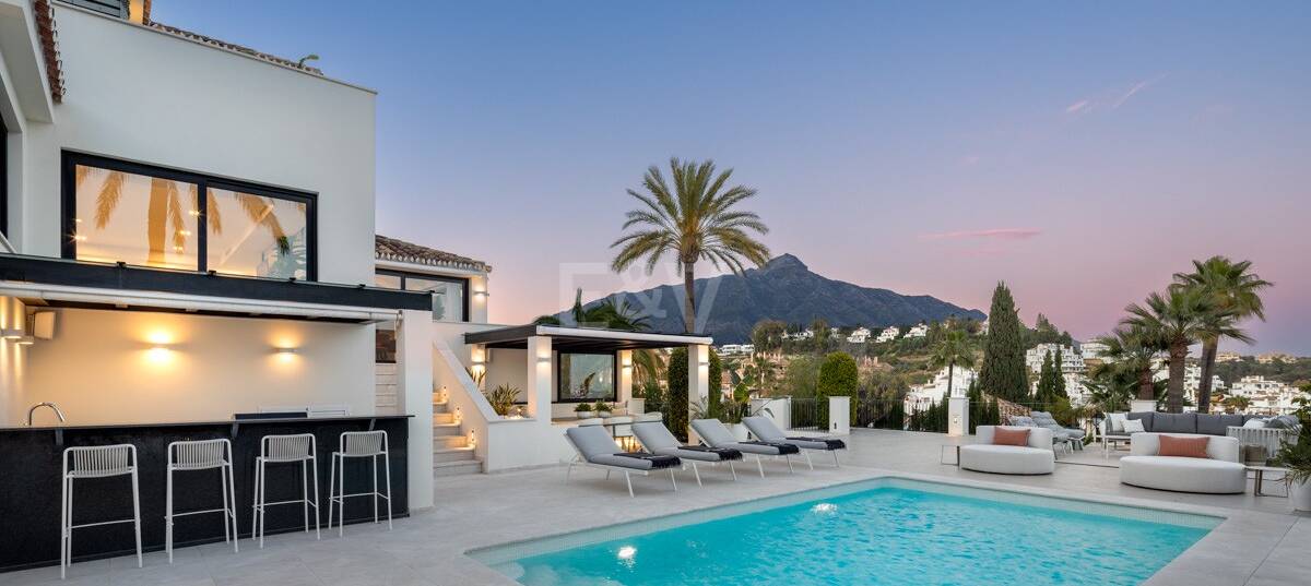 Modern villa i Nueva Andalucía med havs- och bergsutsikt