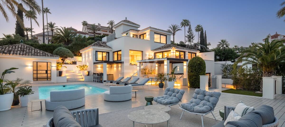 Modern villa i Nueva Andalucía med havs- och bergsutsikt