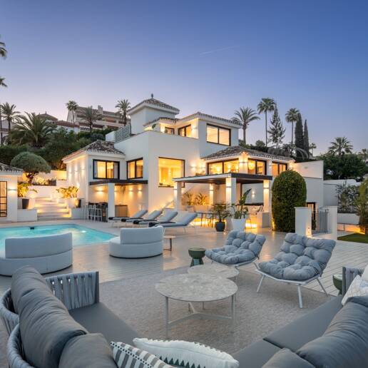 Modern villa i Nueva Andalucía med havs- och bergsutsikt