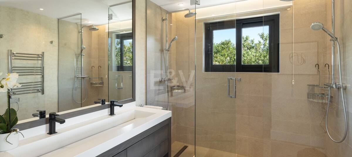 Modern villa i Nueva Andalucía med havs- och bergsutsikt