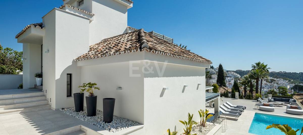 Modern villa i Nueva Andalucía med havs- och bergsutsikt