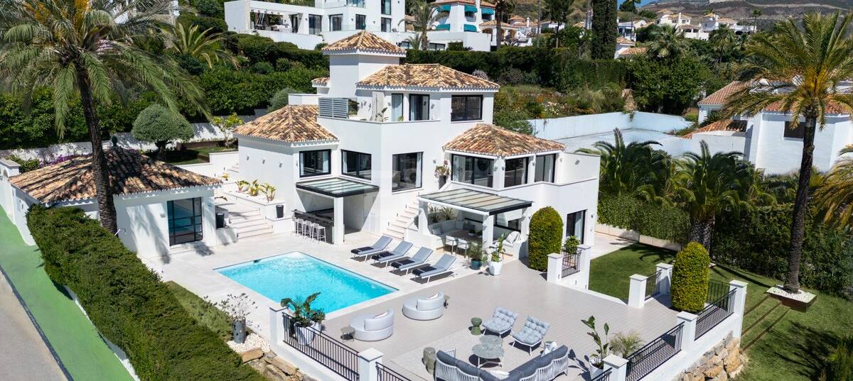 Modern villa i Nueva Andalucía med havs- och bergsutsikt