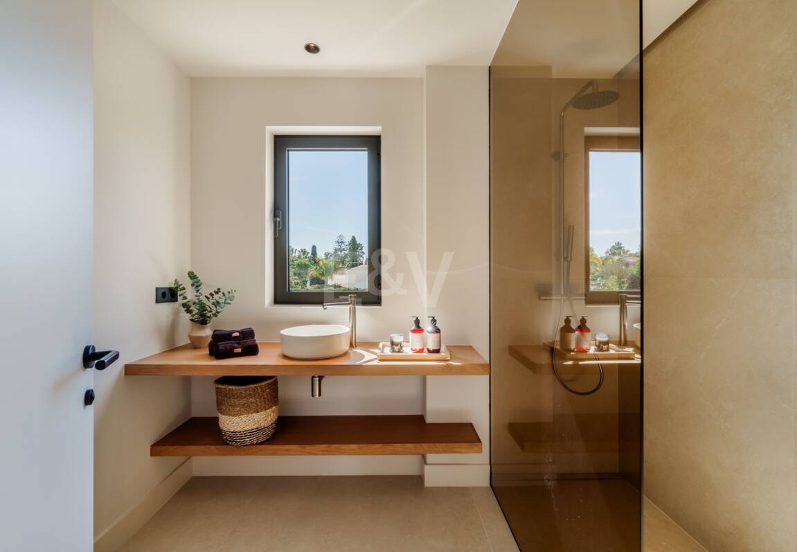 Tu oasis privado junto a la playa y Puerto Banús en San Pedro Playa