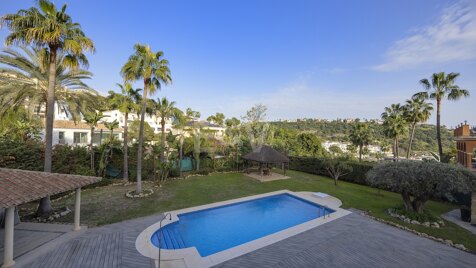 Amplia villa en Los Arqueros con vistas al golf y la montaña