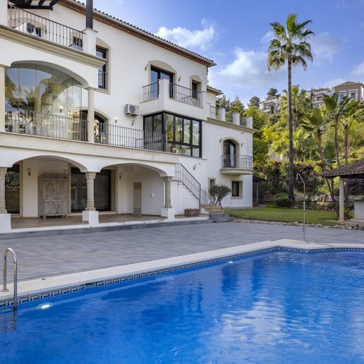 Spacious villa in Los Arqueros with golf and mountain views