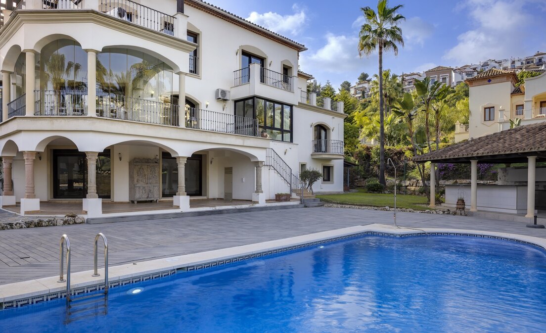 Spacious villa in Los Arqueros with golf and mountain views