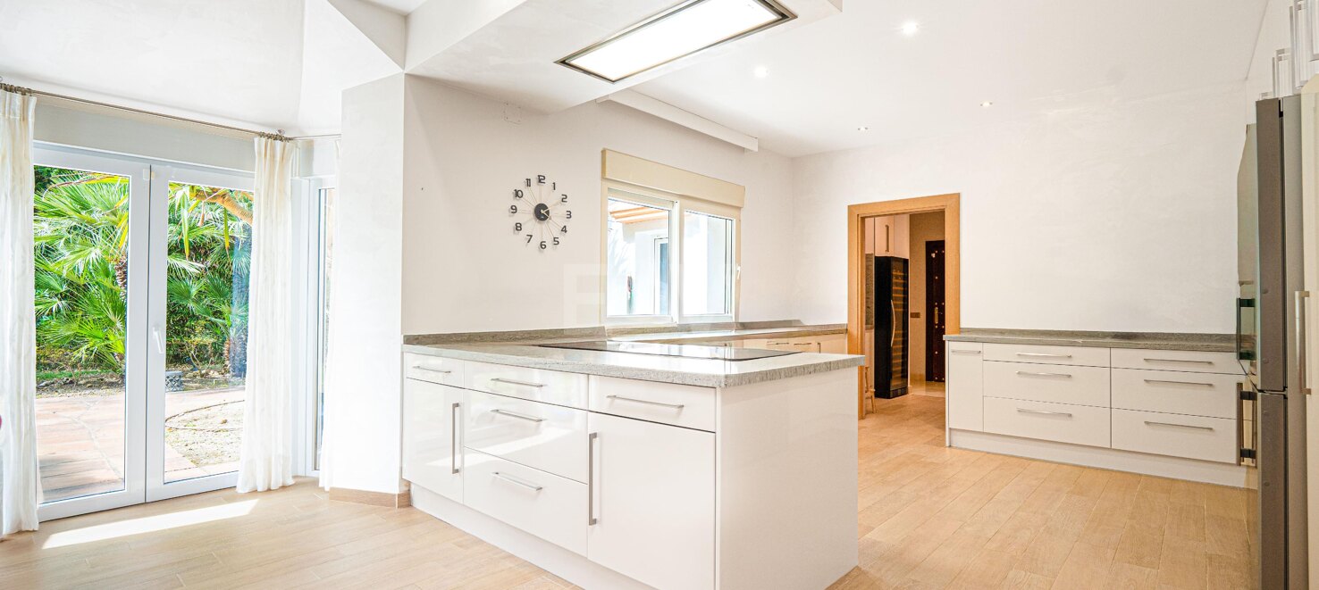 Classic Elegant Villa Perfectly Positioned Near the Beach