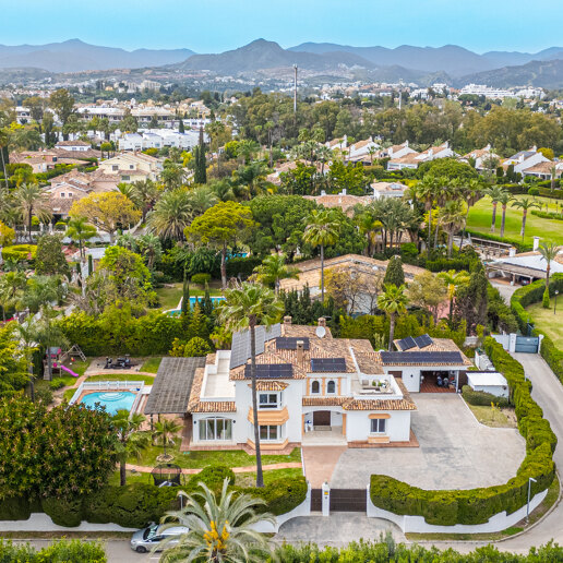 Classic Elegant Villa Perfectly Positioned Near the Beach