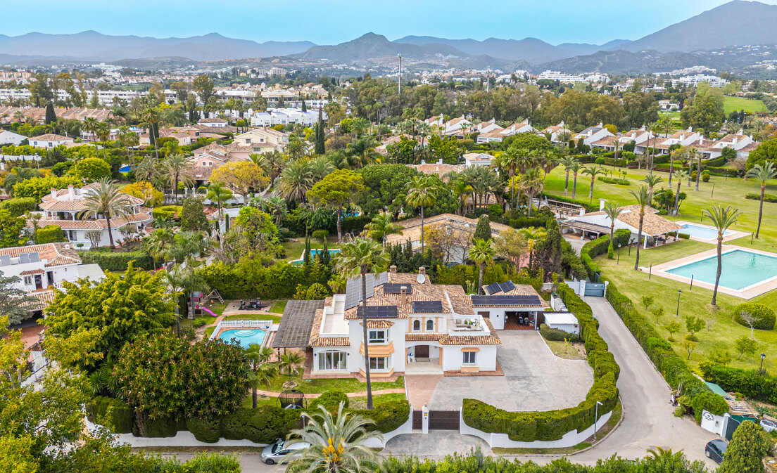 Classic Elegant Villa Perfectly Positioned Near the Beach
