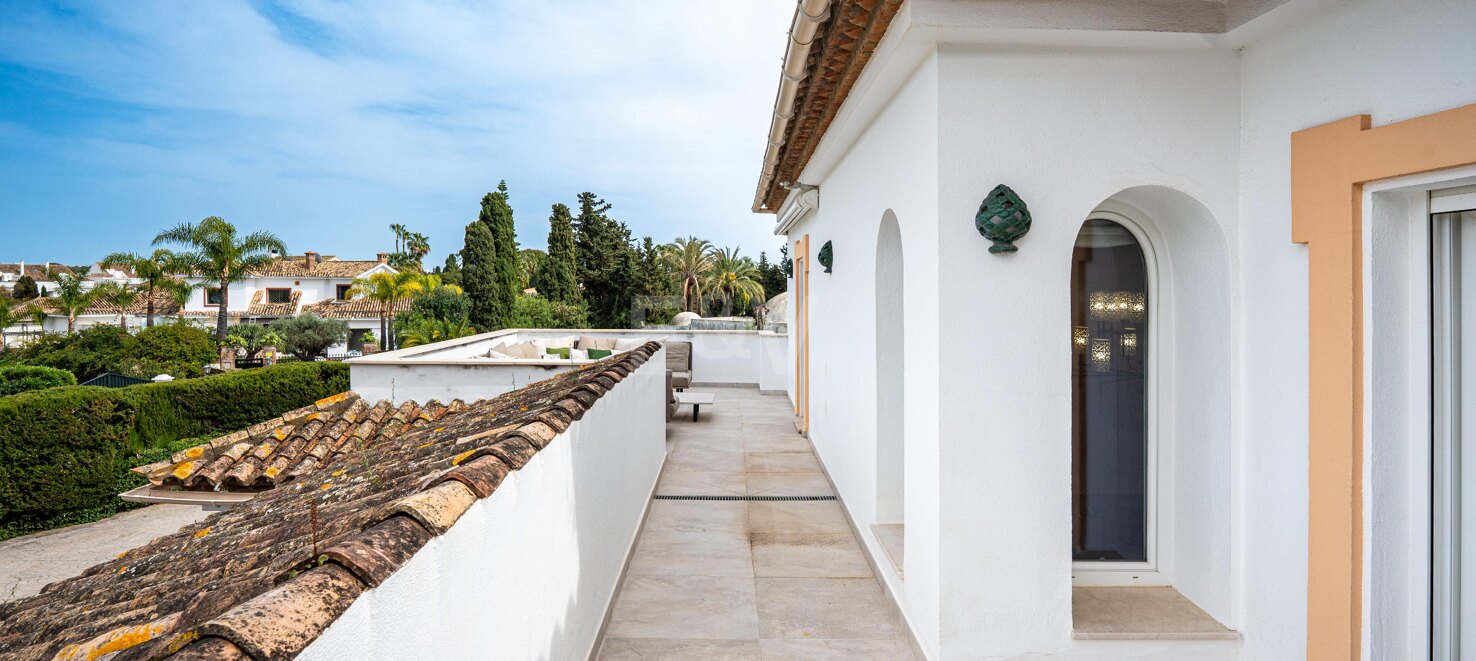 Classic Elegant Villa Perfectly Positioned Near the Beach