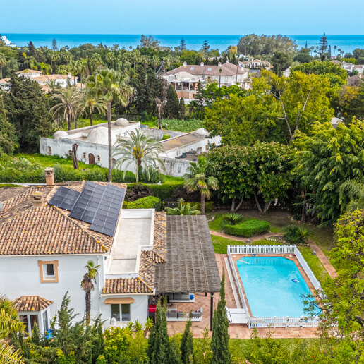 Classic Elegant Villa Perfectly Positioned Near the Beach
